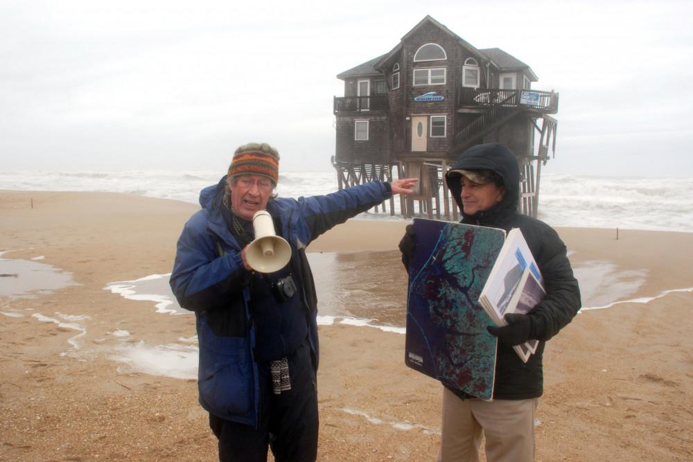 2014年，里格斯(右)和一位同事解释了东北风暴动力学和堰洲岛r...