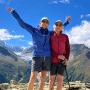 2022年9月，布丽吉特圣. 约翰78年, 左, 1977年的黛西·莱文完成了环勃朗峰, 绕勃朗峰徒步100英里, 途经瑞士, 意大利, 和法国.